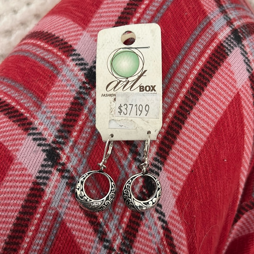 Beautiful earrings , new . Comes with necklace also if you like. …